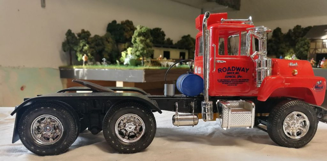 AMT 1:25 MACK DM 600